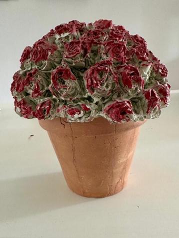 Stenen roosjes in terracotta pot beschikbaar voor biedingen