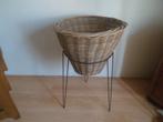 Vintage mand rond op metalen standaard 77 cm. hoog riet pot, Gebruikt, Mand, Ophalen of Verzenden, Riet