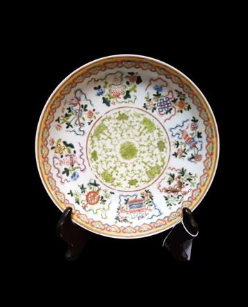 Chinees Famille Rose Baijixiang bord met boedist decoraties beschikbaar voor biedingen