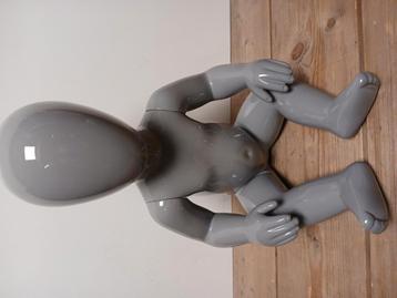 2x mannequin kind zittend kind paspop hoogglans grijs beschikbaar voor biedingen