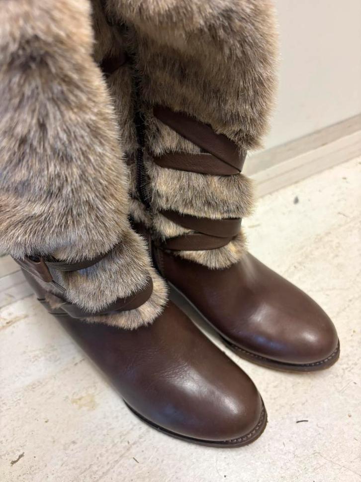 Bruine laarzen met bont en sleehak (maat 38), Kleding | Dames, Schoenen, Zo goed als nieuw, Hoge laarzen, Bruin, Ophalen of Verzenden