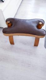 Aangeboden leren Kameel zadelkruk vintage, Huis en Inrichting, Krukjes, Ophalen of Verzenden, Zo goed als nieuw, Hout