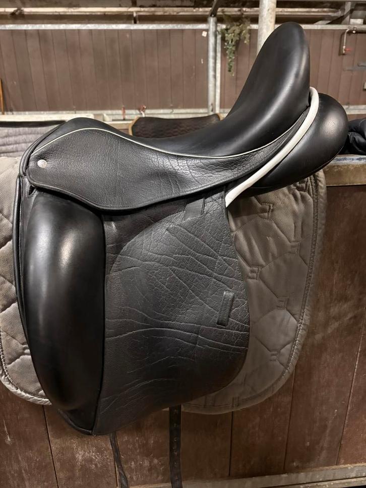 Custom Icon flight 17.5 inch zgan, Dieren en Toebehoren, Paarden en Pony's | Zadels, Zo goed als nieuw, Dressuur, Ophalen of Verzenden