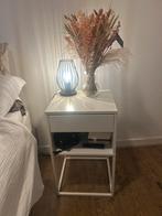 2 x Wit nachtkastje met lade (vikhammer), Huis en Inrichting, Slaapkamer | Nachtkastjes, Ophalen, Gebruikt, Minder dan 45 cm, Minder dan 55 cm