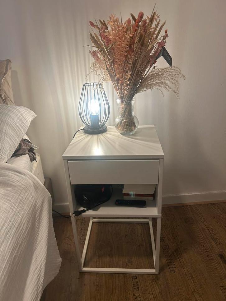2 x Wit nachtkastje met lade (vikhammer), Huis en Inrichting, Slaapkamer | Nachtkastjes, Gebruikt, Minder dan 55 cm, Minder dan 45 cm