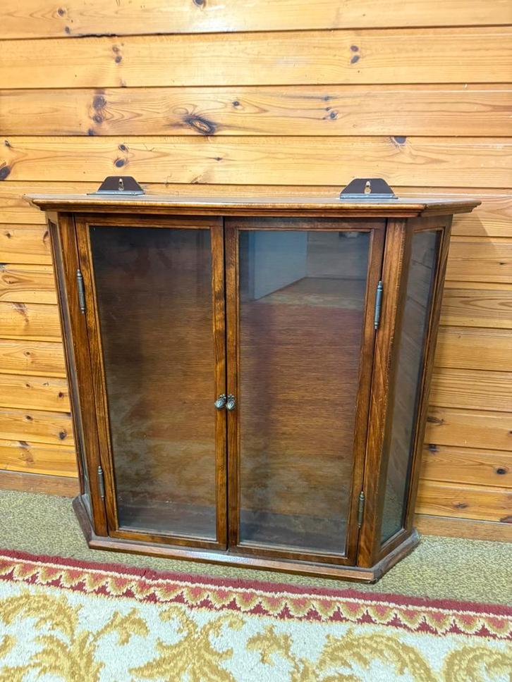 Houten wandvitrine met glasdeuren, Huis en Inrichting, Kasten | Vitrinekasten, Zo goed als nieuw, Minder dan 100 cm, 50 tot 100 cm