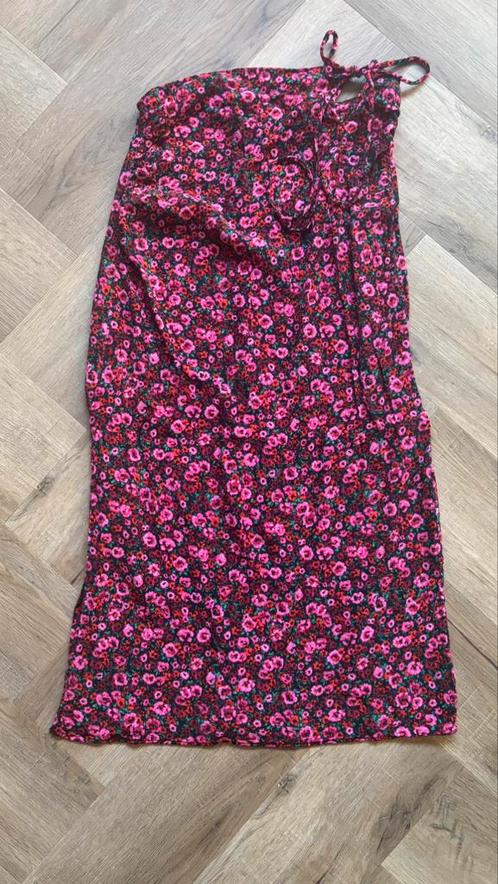 Stradivarius rok maat 38 (maat M) met roze bloemen, Kleding | Dames, Rokken, Zo goed als nieuw, Maat 38/40 (M), Roze, Onder de knie