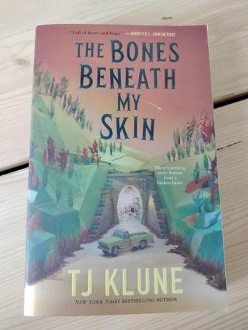 T.J. Klune The Bones beneath my skin beschikbaar voor biedingen