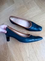 Voltan leren donkerblauwe hakken maat 39, Kleding | Dames, Schoenen, Ophalen of Verzenden, Gedragen, Blauw