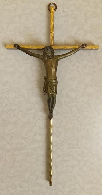 Antiek koper/messing kruis met corpus beschikbaar voor biedingen