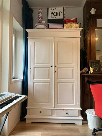 Houten kast beschikbaar voor biedingen