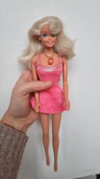 Vintage barbiepop uit 1966/1976 met roze jurkje en ketting., Ophalen of Verzenden, Gebruikt, Kleertjes