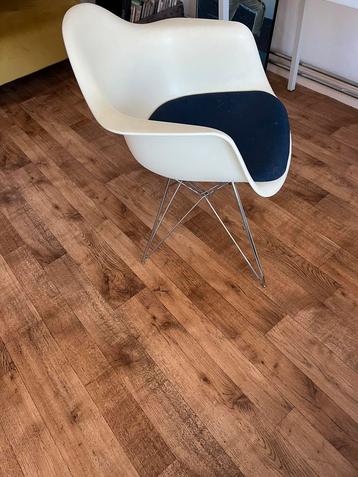 Originele Eames DAR kuipstoel designklassieker C&R Eames. beschikbaar voor biedingen