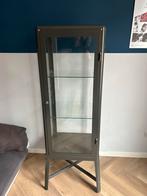 Ikea Fabrikör Vitrinekast Grijs, Huis en Inrichting, Kasten | Vitrinekasten, Ophalen, Minder dan 50 cm, Zo goed als nieuw, Metaal