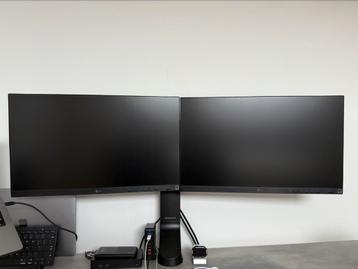 2x ergonomische schermen met voet en evt monitorarm beschikbaar voor biedingen