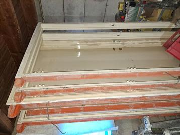 Kozijnen en deuren  met en zonder glas  5 euro per stuk   beschikbaar voor biedingen