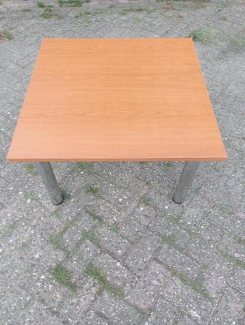 25 tafeltjes 80 x 80 x 50 cm beschikbaar voor biedingen