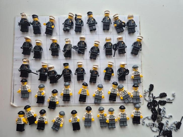 Lego adv25 city politie boef met walki talki of handboei pop, Kinderen en Baby's, Speelgoed | Duplo en Lego, Zo goed als nieuw