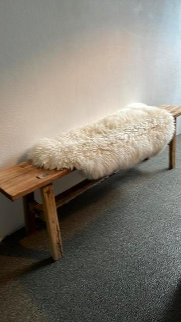 Prachtige houten bank met schapenvacht / vaste prijs €40 -,