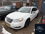 Chrysler 200 2011 Automaat Leder Let op automaatbak stuk!, Auto's, Chrysler, Euro 5, 450 kg, Gebruikt, Wit
