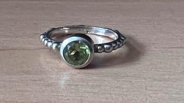 Zilveren bolletjesring met Perido edelsteen mooi geslepen beschikbaar voor biedingen