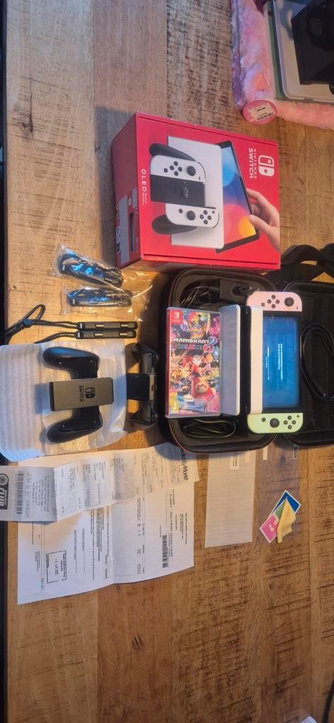Nintendo Switch OLED veel extra's.!, Spelcomputers en Games, Spelcomputers | Nintendo Switch, Zo goed als nieuw, Switch OLED, Met 2 controllers
