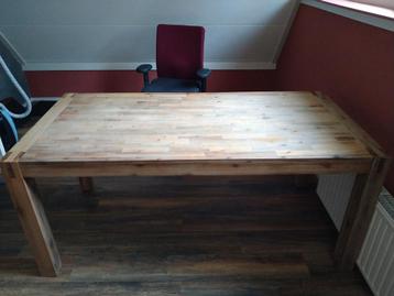 Robuuste houten tafel  beschikbaar voor biedingen