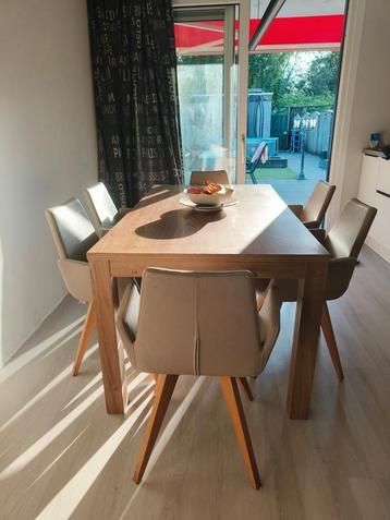 Houten eettafel  beschikbaar voor biedingen