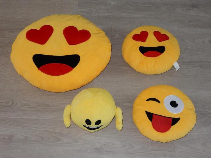 Set emoji kussen kussentjes geel met hartjes smile knipoog, Huis en Inrichting, Woonaccessoires | Kussens, Zo goed als nieuw, Geel