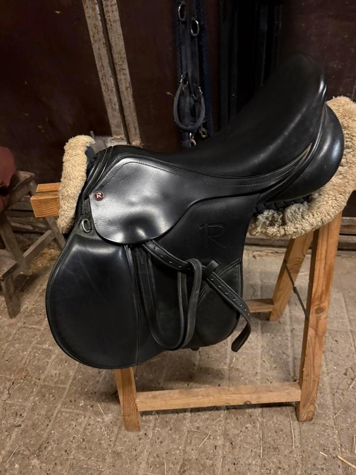 Zwart springzadel, Dieren en Toebehoren, Paarden en Pony's | Zadels, Gebruikt, Springen, Ophalen of Verzenden