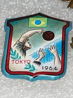 Vintage Tokyo 1964 Volleybal Speldje, Verzamelen, Speldjes, Pins en Buttons, Verzenden, Gebruikt, Sport, Speldje of Pin
