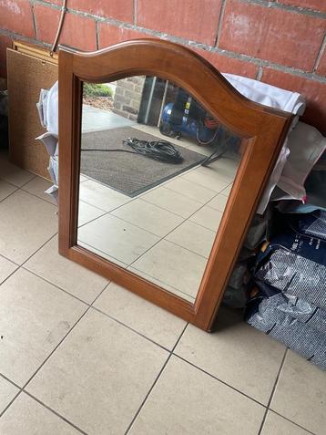 Wandspiegel beschikbaar voor biedingen