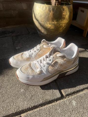 Guess sneaker 41 beschikbaar voor biedingen