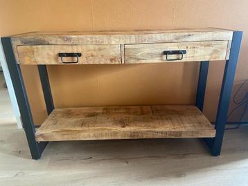 Side table beschikbaar voor biedingen