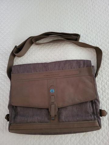 Piquadro messenger bag beschikbaar voor biedingen