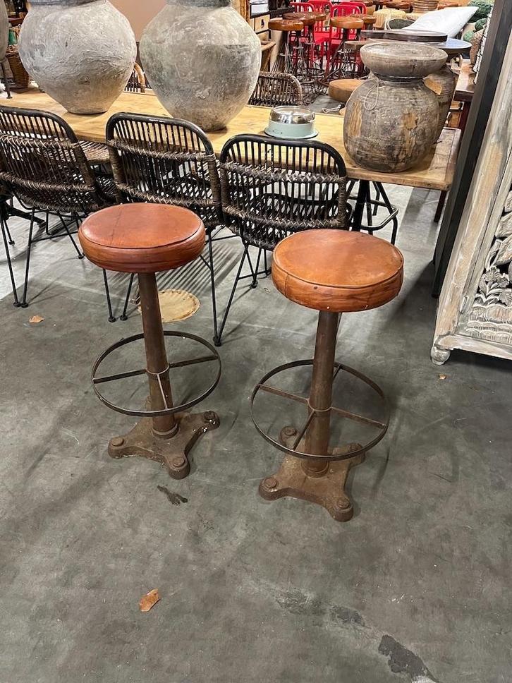 2 Oude industriele barkrukken zeer stoer, Huis en Inrichting, Barkrukken, Gebruikt, 60 tot 90 cm, Leer, Metaal, 2 krukken, Met voetsteun