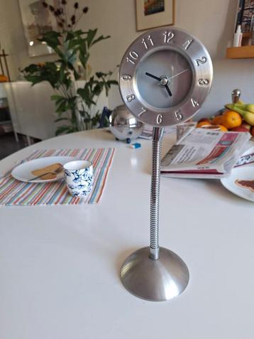 klok op voetje beschikbaar voor biedingen