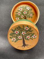 houten broche in doosje, handgeschilderd, Sieraden, Tassen en Uiterlijk, Broches, Ophalen of Verzenden, Zo goed als nieuw, Bruin