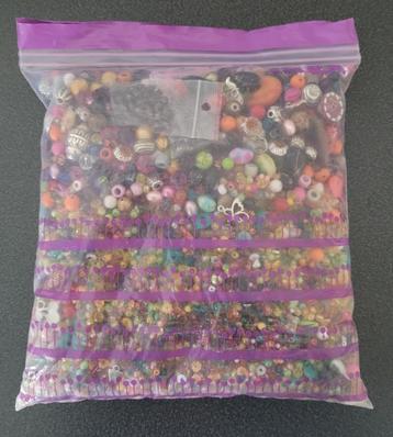 Zak met kralen om sieraden te maken of te knutselen beschikbaar voor biedingen