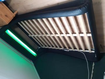 Bed met led beschikbaar voor biedingen