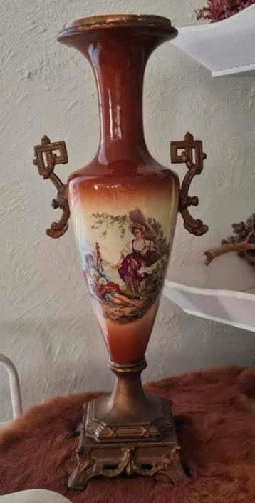 Antieke vaas victoriaans beschikbaar voor biedingen