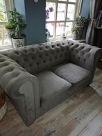 Mooie grijze chesterfield look bank en fauteuil., Ophalen, Zo goed als nieuw, 75 tot 100 cm