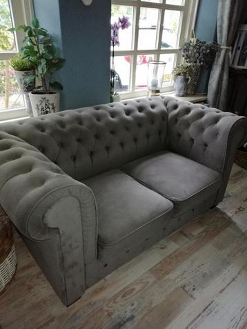 Mooie grijze chesterfield look bank en fauteuil.  beschikbaar voor biedingen