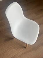 White kids chair with wooden legs – Scandinavian style, Huis en Inrichting, Ophalen, Zo goed als nieuw, Wit, Eén