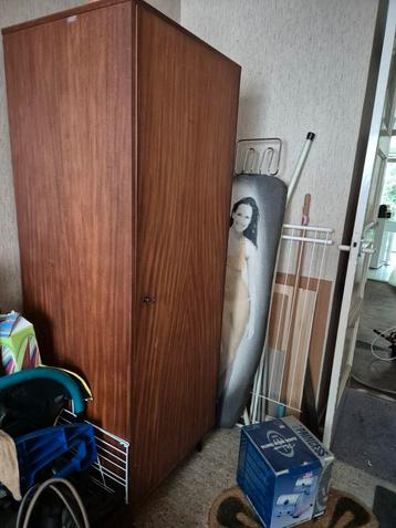 Kledingkast 55d x 60b x 170h uiterlijk 16/11 ophalen beschikbaar voor biedingen