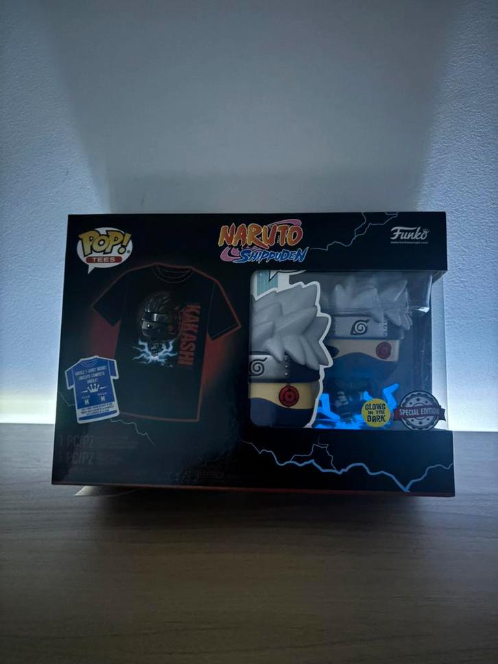 Funko POP! & Tee – Naruto: Kakashi #822  glow in the dark, Verzamelen, Poppetjes en Figuurtjes, Nieuw, Ophalen of Verzenden