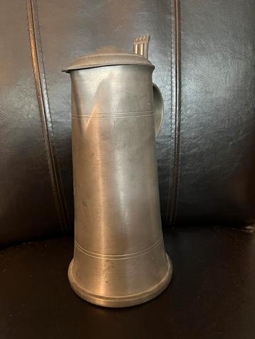 Koffiekan met merk aan onderzijde beschikbaar voor biedingen