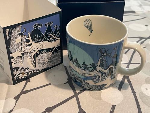 Arabia Moomin Mok – “Journey” – Finnair 100 Jaar Jubileum, Huis en Inrichting, Keuken | Servies, Nieuw, Kop(pen) en/of Schotel(s)