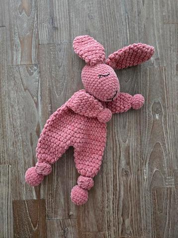 Gehaakt knuffel konijn van velvetgaren  beschikbaar voor biedingen