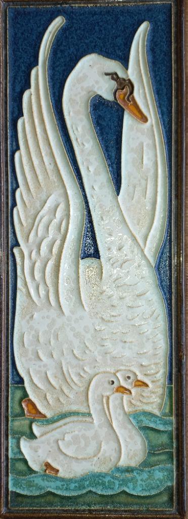 Porceleyne Fles cloisonné tegel: Zwaan met jongen, Antiek en Kunst, Antiek | Wandborden en Tegels, Ophalen of Verzenden